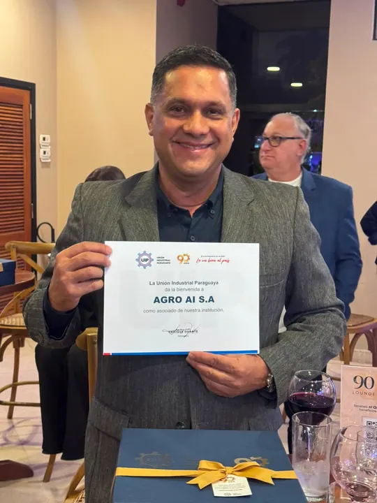 El Ing. Gerardo Monzón muestra el certificado de la Unión Industrial Paraguaya que da la bienvenida a AgroAI