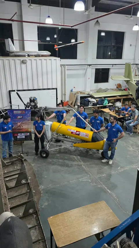 El equipo trabajando alrededor del prototipo, visto desde arriba