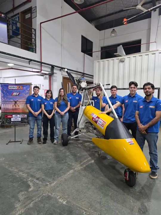El equipo con las remeras del proyecto, junto al prototipo y el afiche