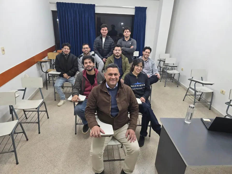 El equipo reunido en un aula de la facultad