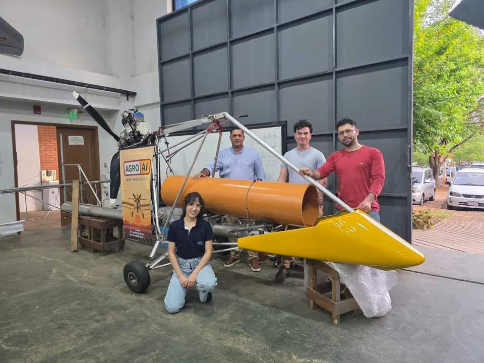 Parte del equipo junto al prototipo en el taller