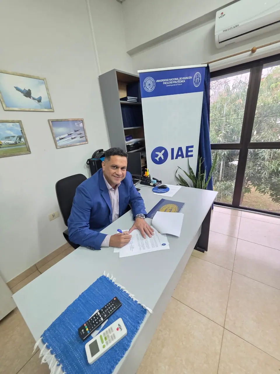 El Ing. Gerardo Monzón firma el convenio en la oficina de Ingeniería Aeronáutica de la FP-UNA