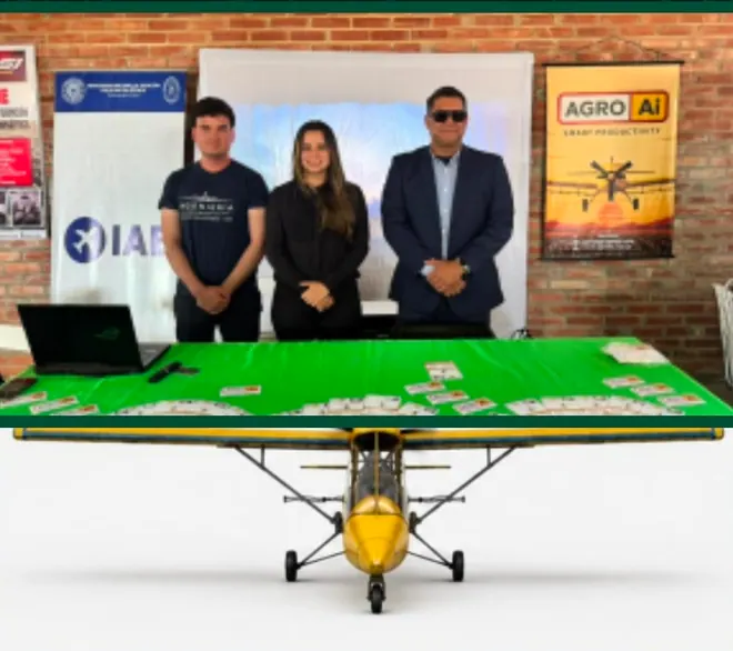 Stand de AgroAI y la UNA en una feria, con parte del equipo