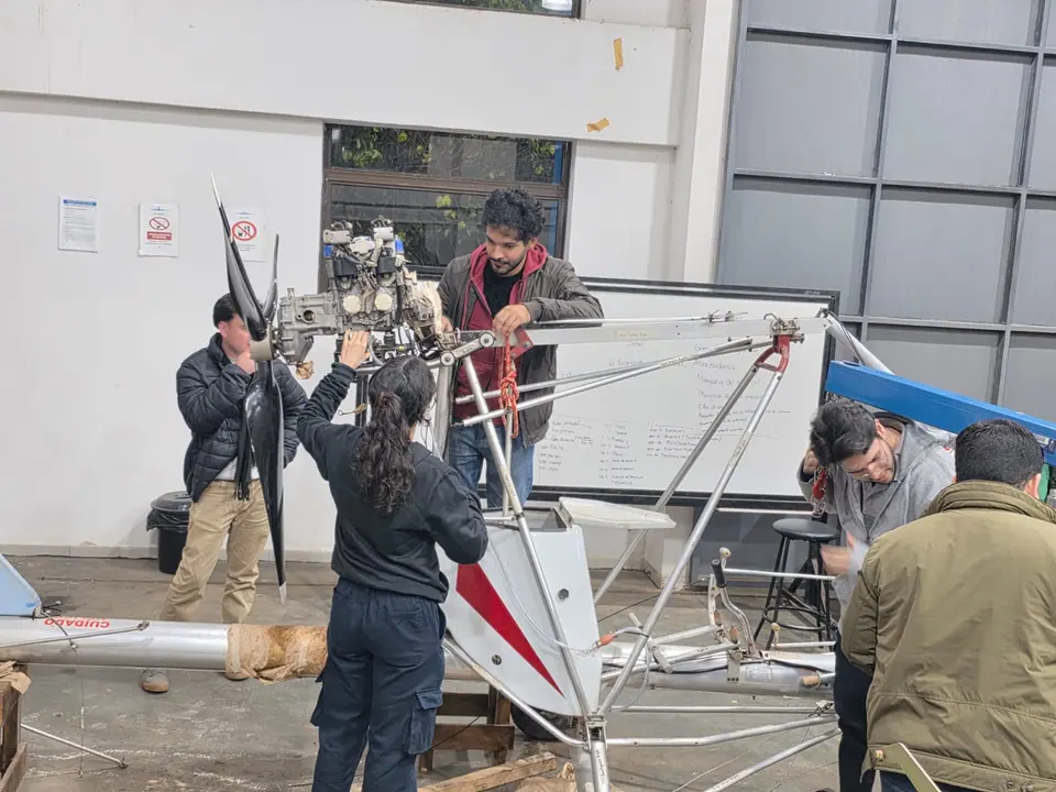 Estudiantes trabajando en el motor y la estructura del prototipo